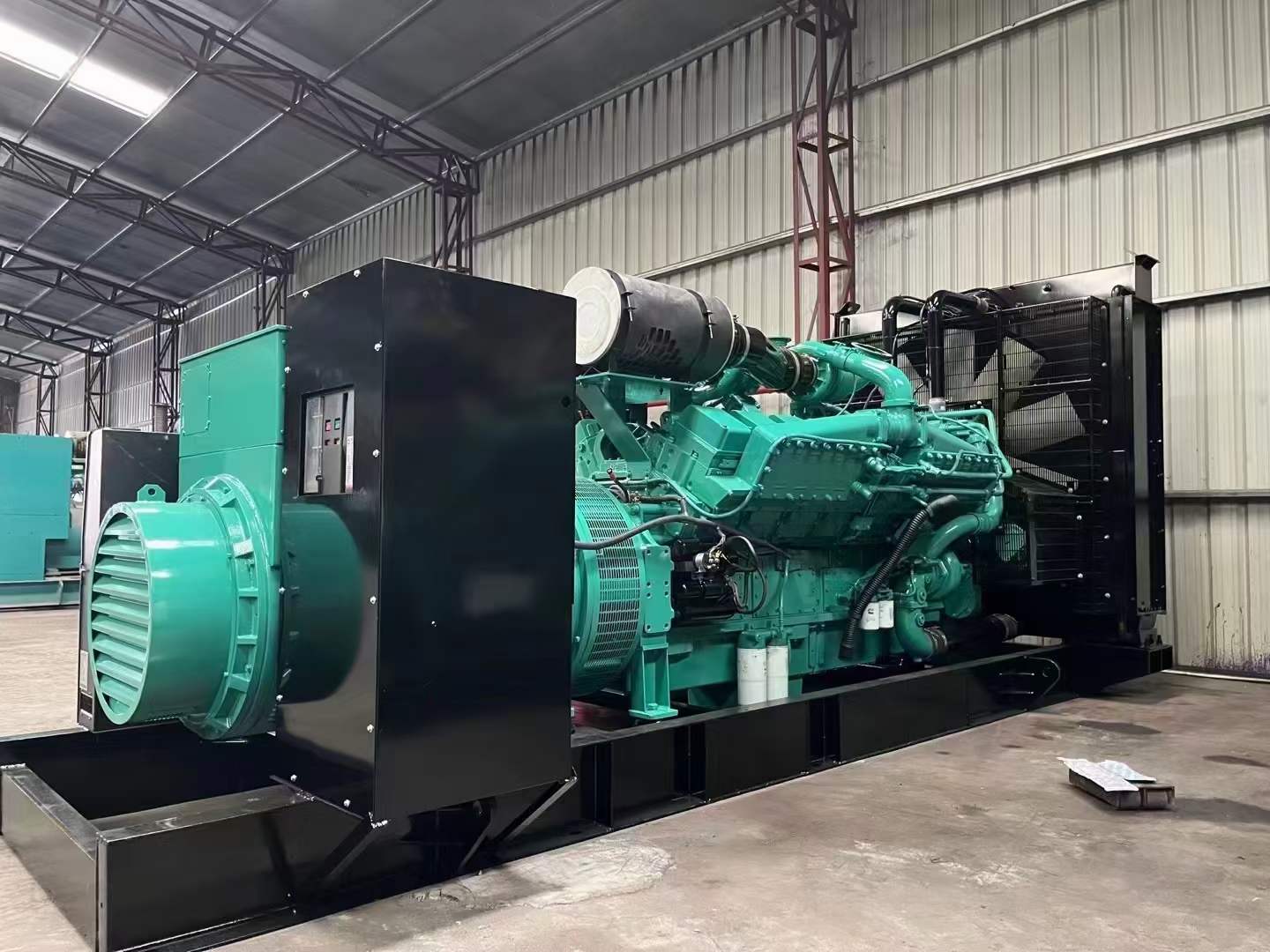岑巩如何降低 800kW 柴油发电机输出电流的波动？