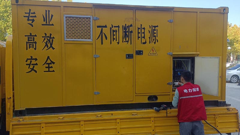 岑巩柴油发电机组和UPS电源配合使用时，如何避免切换过程中的电力中断？